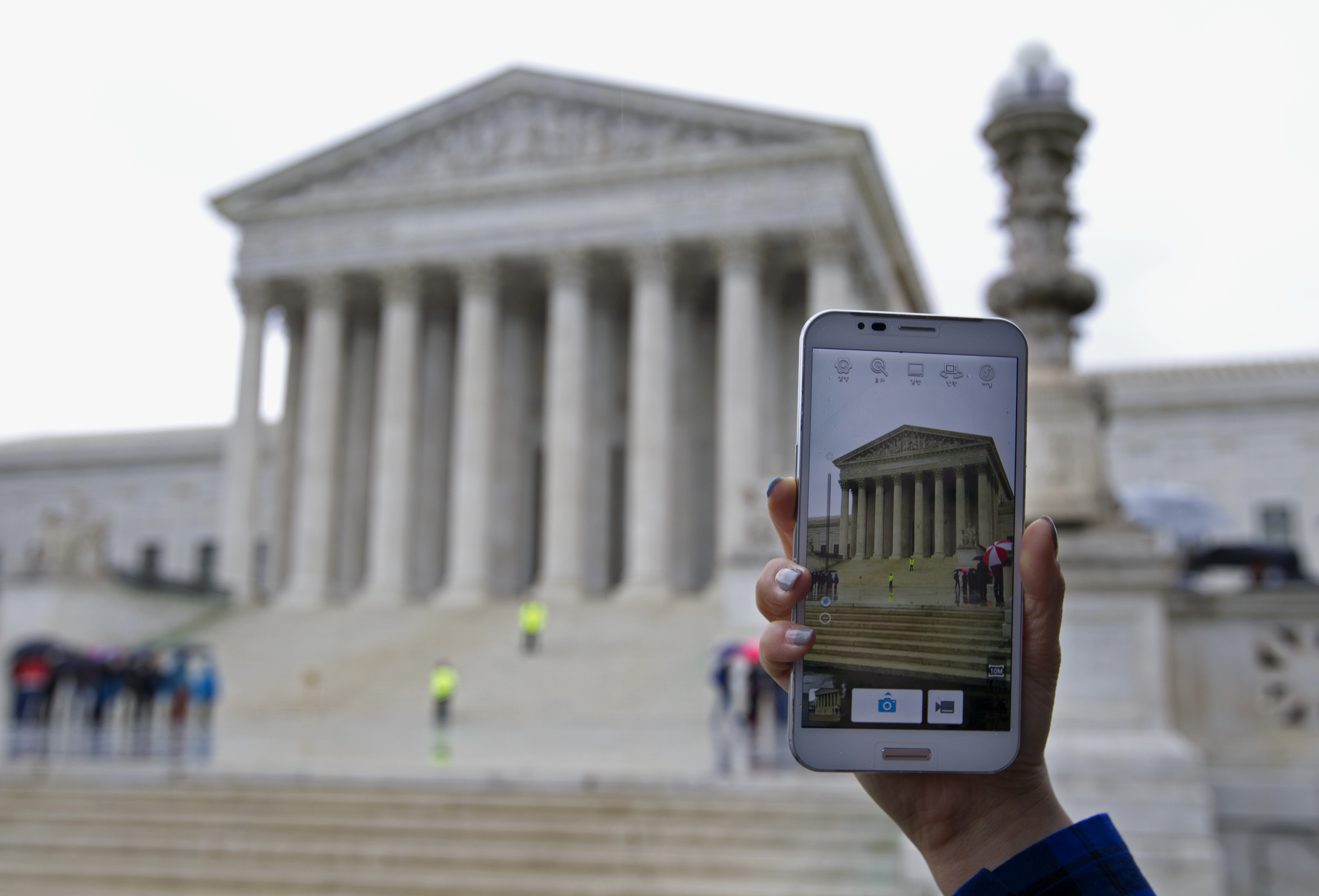 Supreme Court cellphone pic