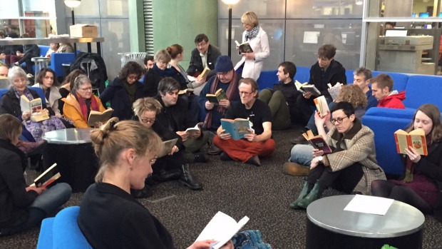 Silent reading protest at the University of Otago © Hamish McNeilly / Fairfax NZ