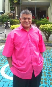 Zunar pink shirt